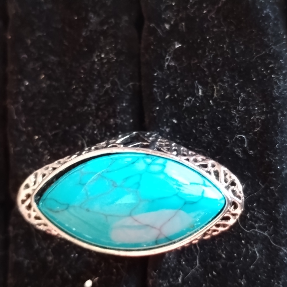 Women's ring fits big